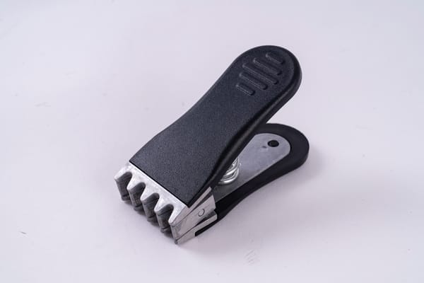 Badminton string clips