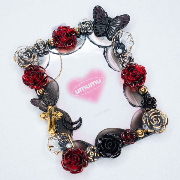 Chain and Roses Toploaders Black and Red Side View Chain and Roses Toploaders Black and Red Side View