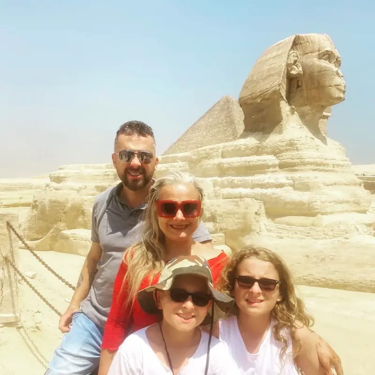 Turma de turistas brasileiros no cairo visitando a grande esfinge com Guia de Egito , durante o roteiro de 3 dias cairo e Alexandria