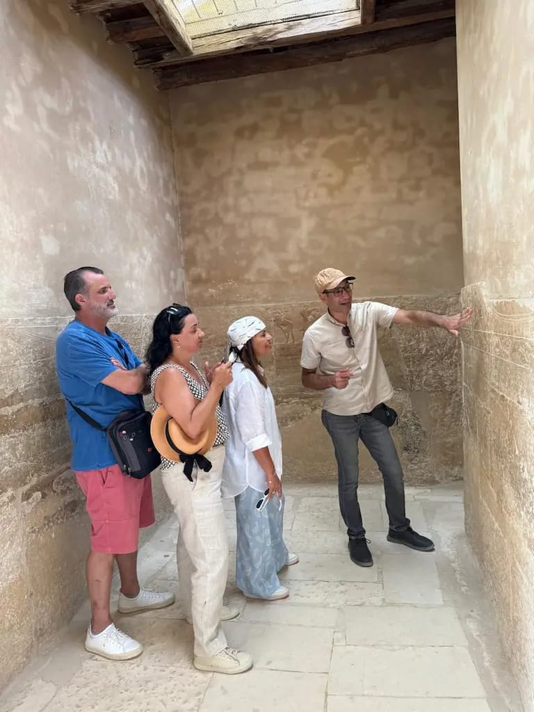 O guia Hadi , com grupo de turistas de brasil visitando saqqara tumulo de Kagemni , Guia de egito, Saqqara . Gize