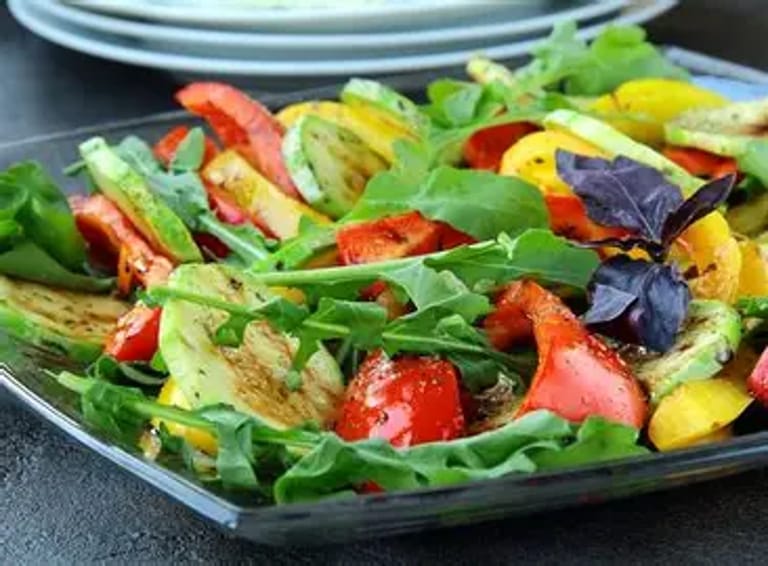 Salade de tomates et légumes aux herbes