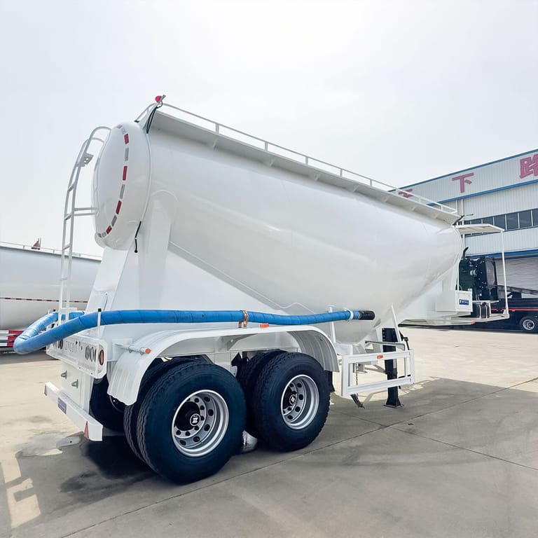 3/4 view of 2 Axle 25m³ Bulk Cement Tanker Trailer – heavy-duty bulk cement transport trailer designed for efficient and safe cement delivery. 3/4 view of 2 Axle 25m³ Bulk Cement Tanker Trailer – heavy-duty bulk cement transport trailer designed for efficient and safe cement delivery.