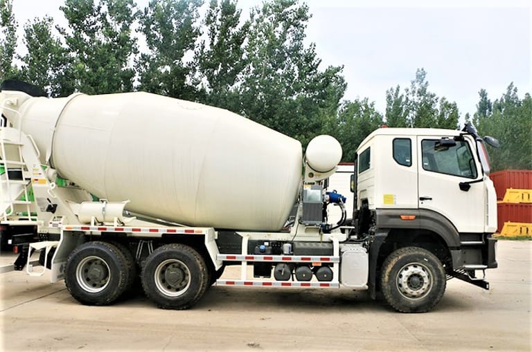 Side view of HOWO NX concrete mixer truck highlighting the 5.4m³ mixing drum and 6×4 drive layout. Side view of HOWO NX concrete mixer truck highlighting the 5.4m³ mixing drum and 6×4 drive layout.