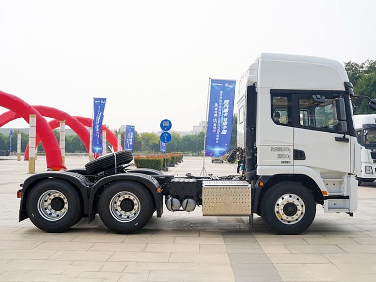 Shacman X5000 460HP 6x4 Tractor Truck side view showing reinforced frame, fuel tank, and high-roof cab for safe and efficient long-haul logistics