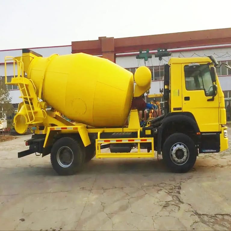 Howo 4×2 Concrete Mixer Truck side view highlighting reinforced chassis, 4 m³ concrete drum, and hydraulic mixer system Howo 4×2 Concrete Mixer Truck side view highlighting reinforced chassis, 4 m³ concrete drum, and hydraulic mixer system