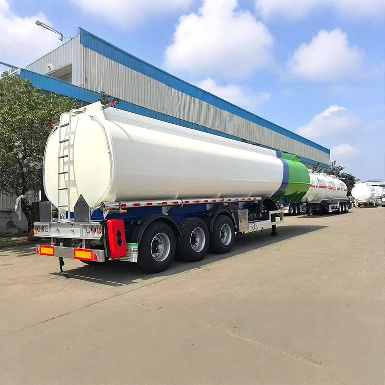3/4 view of Aluminum Fuel Tanker Semi Trailer – high-strength aluminum tanker trailer designed for safe and efficient transport of fuel and oil. 3/4 view of Aluminum Fuel Tanker Semi Trailer – high-strength aluminum tanker trailer designed for safe and efficient transport of fuel and oil.