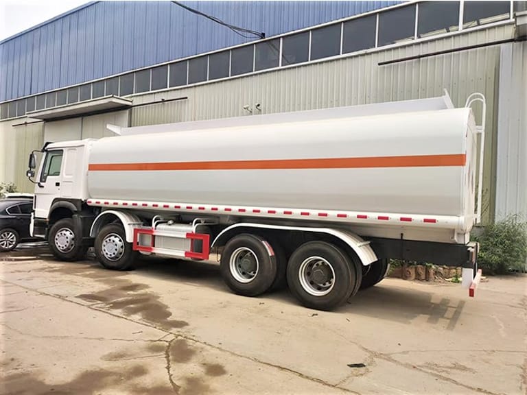 Side view of Howo 8×4 Fuel Tanker Truck highlighting the full-length aluminum fuel tank and 8×4 configuration. Side view of Howo 8×4 Fuel Tanker Truck highlighting the full-length aluminum fuel tank and 8×4 configuration.