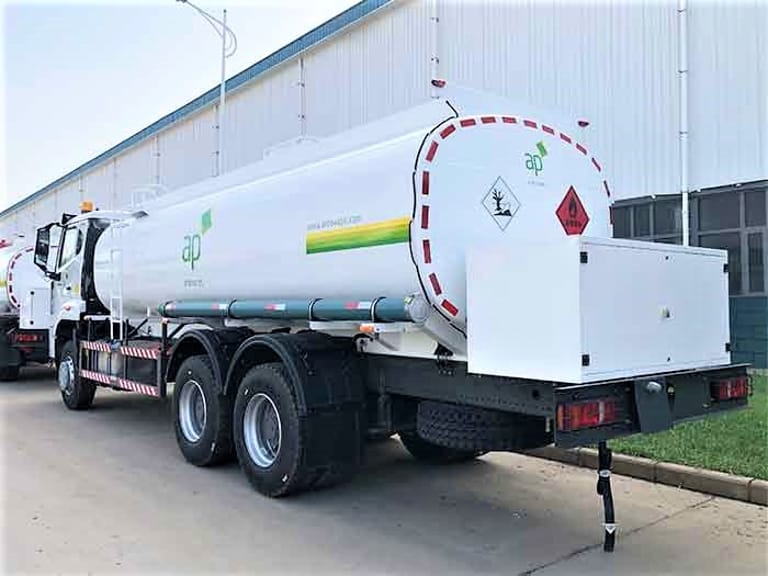 HOWO NX 300HP 6×4 Fuel Tank Truck, rear-quarter angle showing tank and chassis HOWO NX 300HP 6×4 Fuel Tank Truck, rear-quarter angle showing tank and chassis