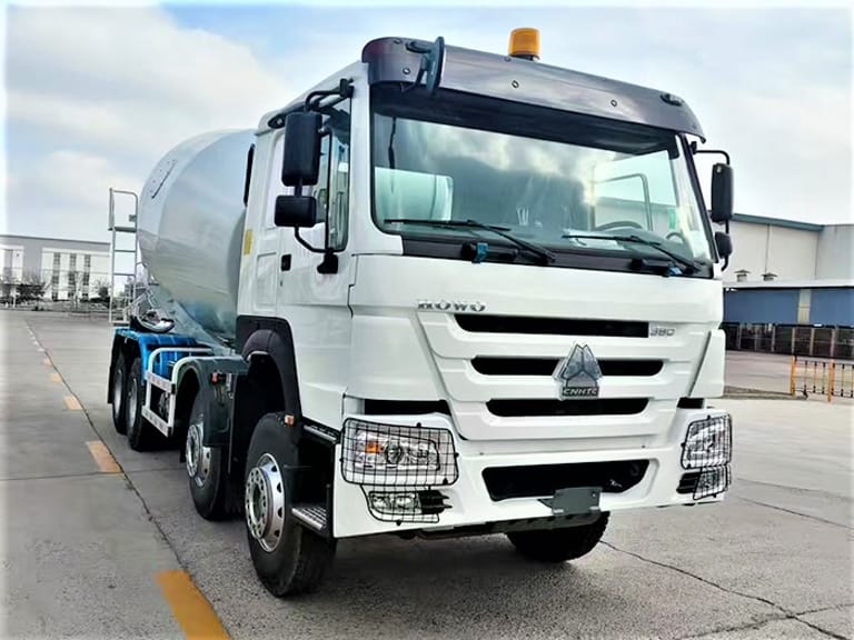 45-degree front-side angle of HOWO 380HP 8×4 concrete mixer truck 45-degree front-side angle of HOWO 380HP 8×4 concrete mixer truck
