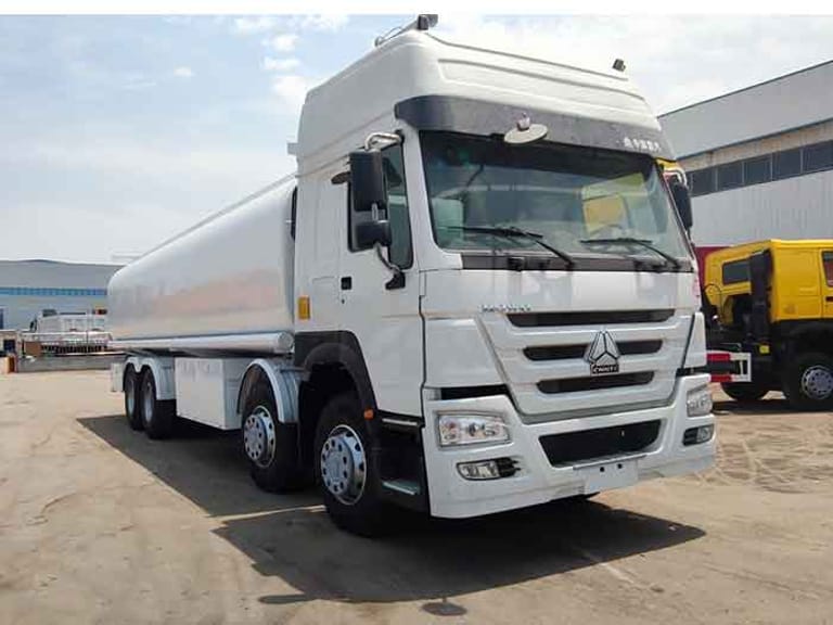 HOWO 8×4 High-Roof Fuel Tanker Truck, front-quarter view highlighting cab, tank, and chassis HOWO 8×4 High-Roof Fuel Tanker Truck, front-quarter view highlighting cab, tank, and chassis