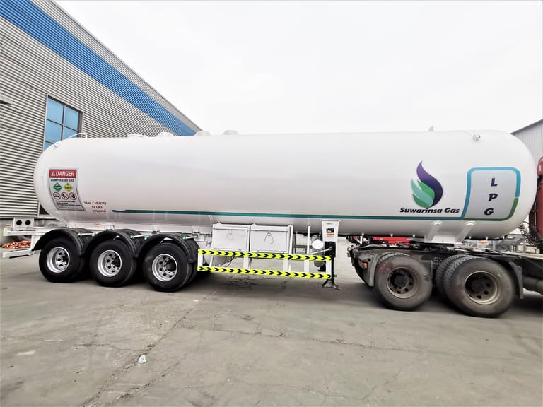 Side view of 3 Axle LPG Semi Trailer — highlighting long cylindrical tank, triple-axle chassis, and reinforced structure for stable long-distance LPG transport. Side view of 3 Axle LPG Semi Trailer — highlighting long cylindrical tank, triple-axle chassis, and reinforced structure for stable long-distance LPG transport.