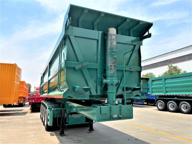Front view of 4 Axle Cargo Tipper Semi Trailer – showing reinforced front frame, durable chassis, and robust hydraulic system for safe heavy-load transport. Front view of 4 Axle Cargo Tipper Semi Trailer – showing reinforced front frame, durable chassis, and robust hydraulic system for safe heavy-load transport.