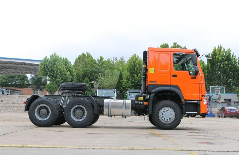 HOWO 380HP 6×4 Tractor Truck Head side view
