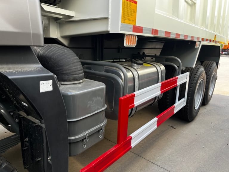 HOWO NX 380HP 6×4 dump truck fuel tank close-up showing 400L aluminum tank and mounting brackets HOWO NX 380HP 6×4 dump truck fuel tank close-up showing 400L aluminum tank and mounting brackets