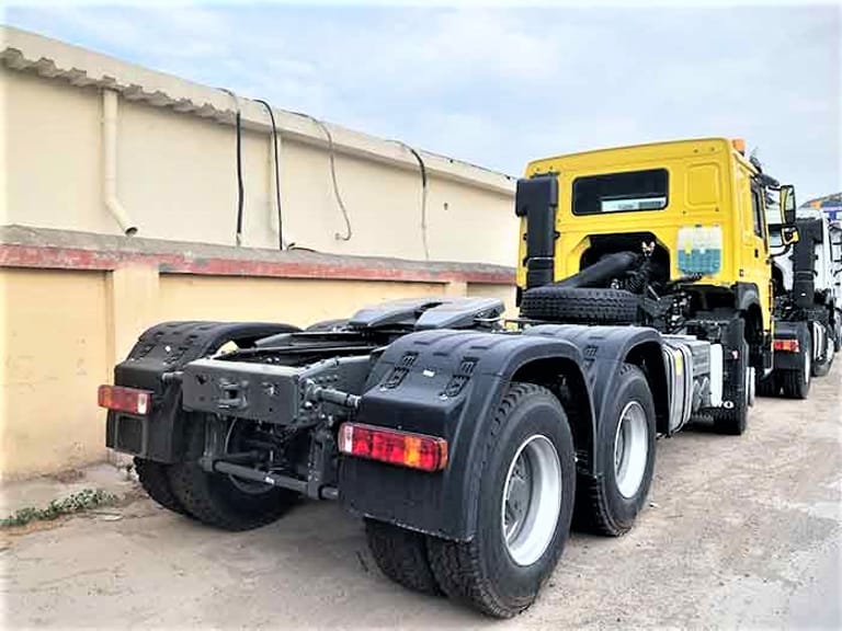 HOWO 420HP 6×4 prime mover side view showcasing 6×4 drivetrain and reinforced frame. HOWO 420HP 6×4 prime mover side view showcasing 6×4 drivetrain and reinforced frame.