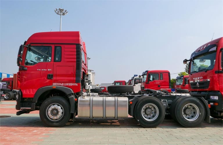HOWO TX 430HP 6×4 tractor truck side profile showing chassis and fuel tank HOWO TX 430HP 6×4 tractor truck side profile showing chassis and fuel tank