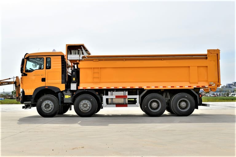 HOWO TX 8x4 440HP dump truck side view highlighting 6.5-meter cargo box and 8x4 drivetrain HOWO TX 8x4 440HP dump truck side view highlighting 6.5-meter cargo box and 8x4 drivetrain