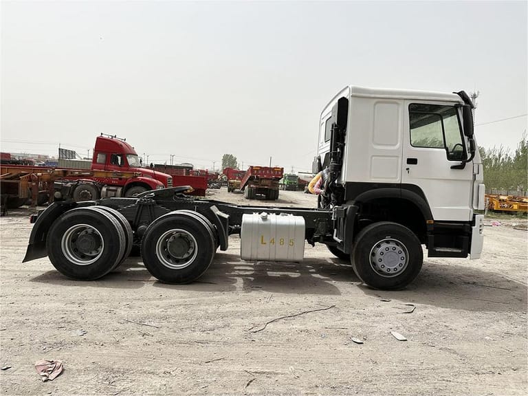 HOWO 371HP 6×4 Tractor Truck side view displaying long-wheelbase chassis, leaf spring suspension, and high-roof sleeper cab for heavy-duty hauling