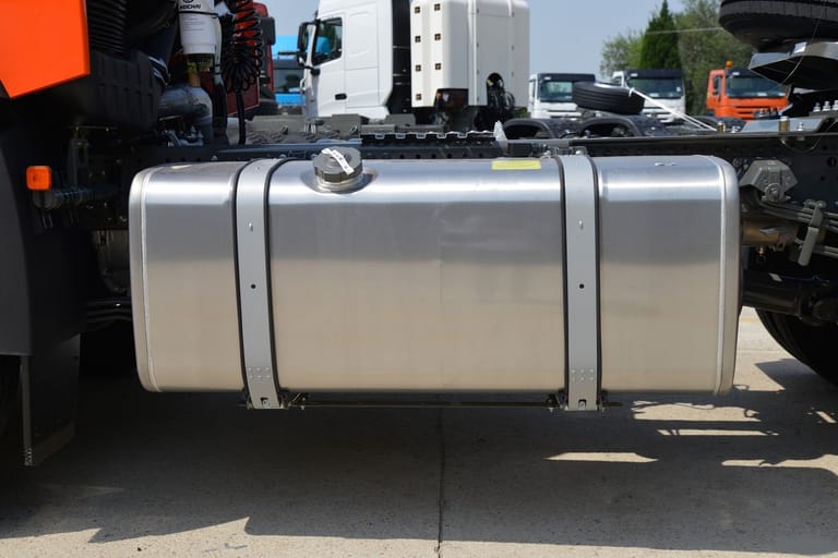 HOWO TX 400HP 4X2 Tractor Truck fuel tank HOWO TX 400HP 4X2 Tractor Truck fuel tank
