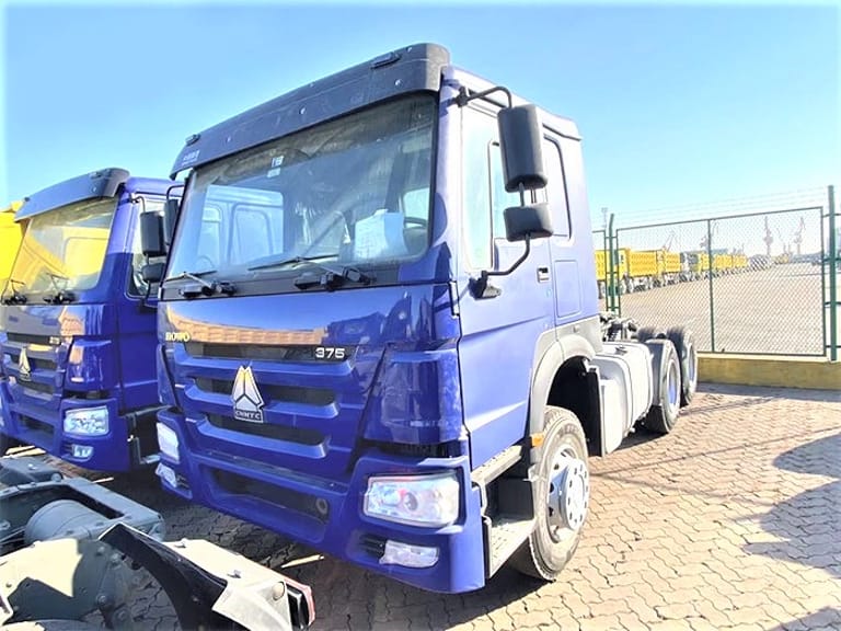 ront 3/4 view of HOWO 375HP 6x4 Tractor Truck with high-roof cabin, ergonomic design, and robust diesel engine for long-haul transport ront 3/4 view of HOWO 375HP 6x4 Tractor Truck with high-roof cabin, ergonomic design, and robust diesel engine for long-haul transport