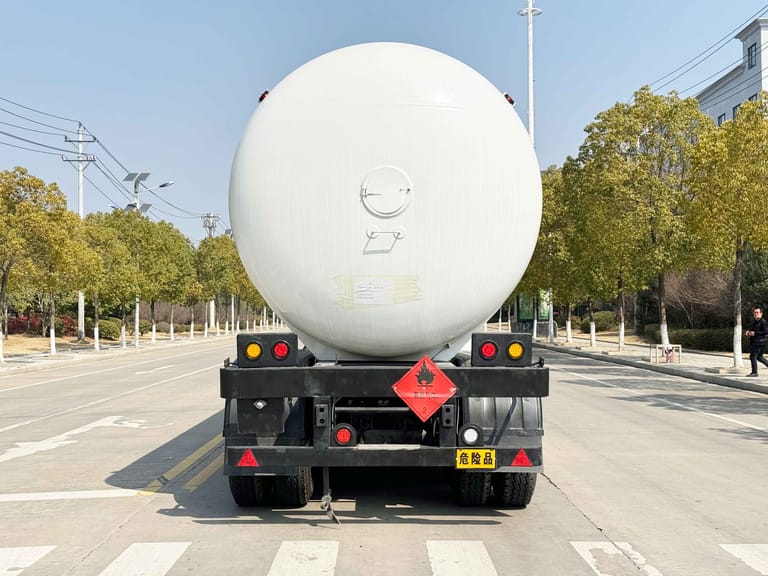 3 Axle LPG Tanker Trailer rear view — showing the rear frame, LPG tank structure, and discharge/loading valves for safe and efficient fuel operations. 3 Axle LPG Tanker Trailer rear view — showing the rear frame, LPG tank structure, and discharge/loading valves for safe and efficient fuel operations.