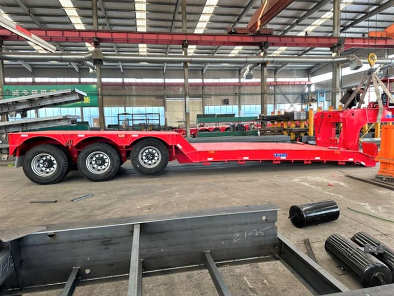 Side view of 3 Axle 80 Ton Removable Gooseneck Lowboy Trailer with mechanical suspension and reinforced leaf springs Side view of 3 Axle 80 Ton Removable Gooseneck Lowboy Trailer with mechanical suspension and reinforced leaf springs