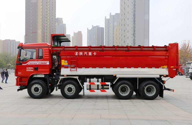 Shacman L3000 8X4 300HP dump truck side view, 6.2-meter rear-dump cargo body, multi-leaf suspension Shacman L3000 8X4 300HP dump truck side view, 6.2-meter rear-dump cargo body, multi-leaf suspension
