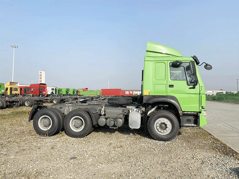 HOWO 430HP 6×4 Tractor Truck side profile showing 6×4 drivetrain and reinforced chassis.