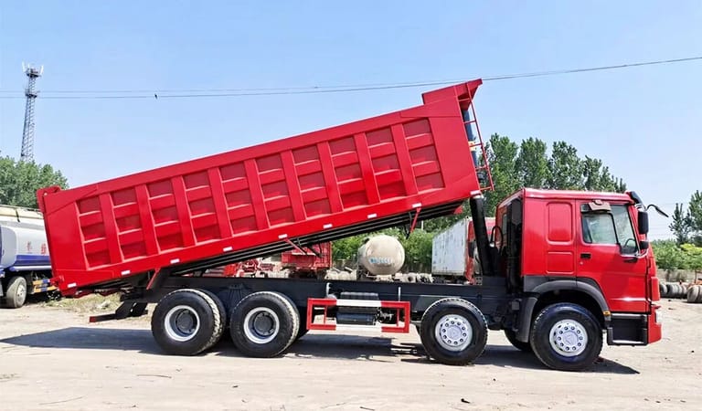 HOWO 420HP 8X4 dump truck side view, high-strength cargo body and reinforced chassis for construction and mining HOWO 420HP 8X4 dump truck side view, high-strength cargo body and reinforced chassis for construction and mining