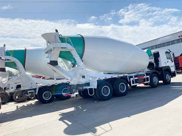 Close-up of Eton mixer drum and hydraulic system components Close-up of Eton mixer drum and hydraulic system components