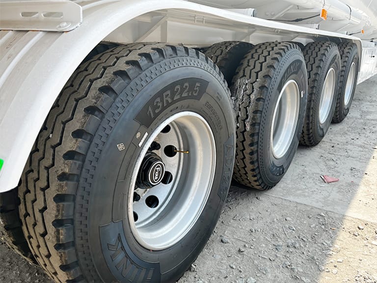 4 Axle 45000L Carbon Steel Diesel Tanker Semi Trailer Tires Side View 4 Axle 45000L Carbon Steel Diesel Tanker Semi Trailer Tires Side View