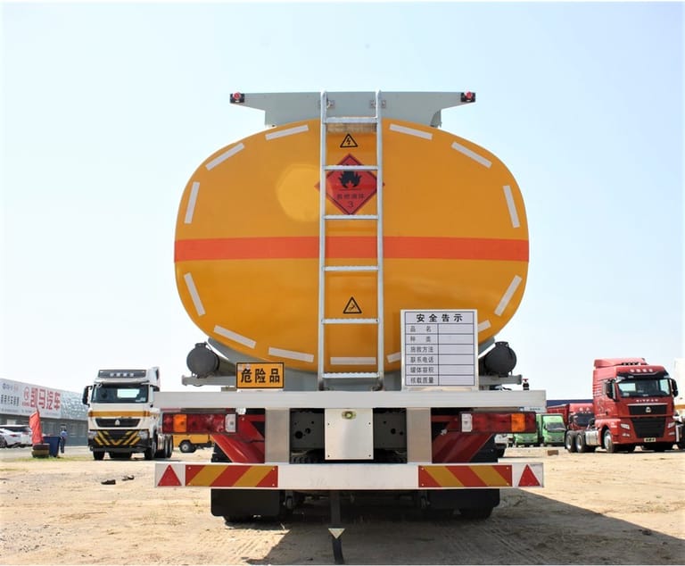 Rear view of HOWO 340HP 8×4 fuel tanker truck showing tank rear panel, discharge valves, safety ladder, and underrun protection bar Rear view of HOWO 340HP 8×4 fuel tanker truck showing tank rear panel, discharge valves, safety ladder, and underrun protection bar