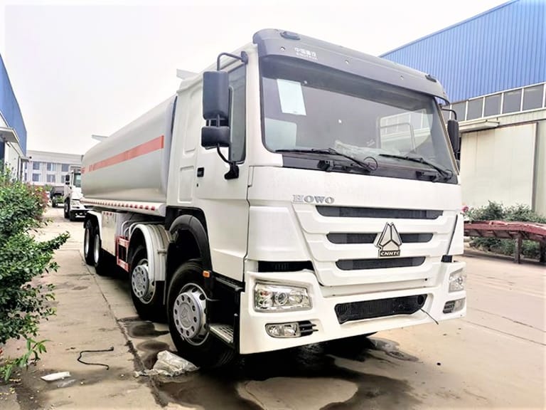 Front view of Howo 8×4 Fuel Tanker Truck showing cab, aluminum tank, and chassis. Front view of Howo 8×4 Fuel Tanker Truck showing cab, aluminum tank, and chassis.