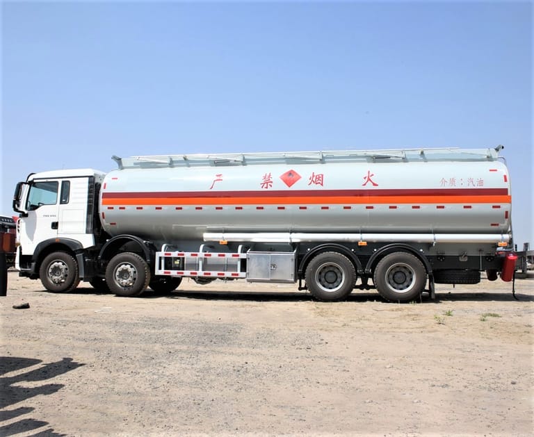 Side view of HOWO 8×4 fuel tanker truck highlighting 20,000 L carbon steel tank and multi-axle layout Side view of HOWO 8×4 fuel tanker truck highlighting 20,000 L carbon steel tank and multi-axle layout