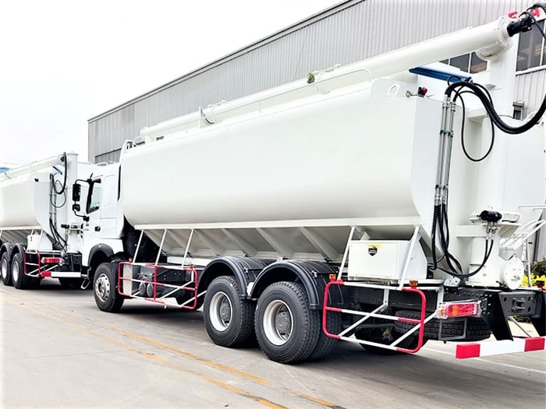 HOWO 6×4 Bulk Feed Cargo Truck HOWO 6×4 Bulk Feed Cargo Truck