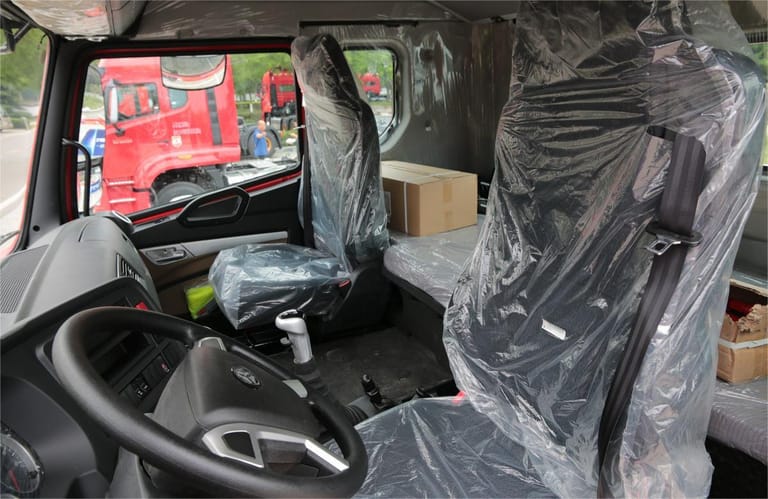 Hohan N7W 400HP 6×4 Tractor Truck high-roof sleeper cabin interior layout