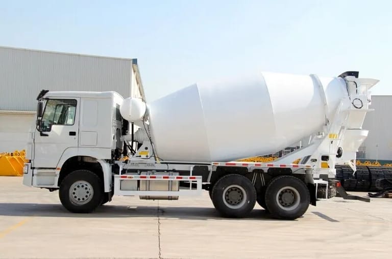 Side view of Howo 375 HP 6×4 Concrete Mixer Truck highlighting chassis and steel mixing drum Side view of Howo 375 HP 6×4 Concrete Mixer Truck highlighting chassis and steel mixing drum