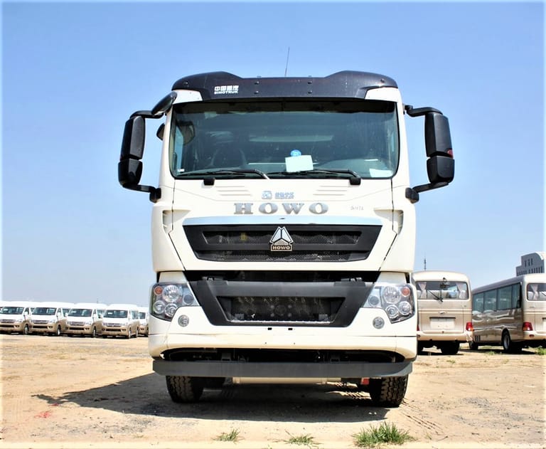 HOWO 340HP 8×4 fuel tanker truck front view showing cab, reinforced chassis and tank HOWO 340HP 8×4 fuel tanker truck front view showing cab, reinforced chassis and tank