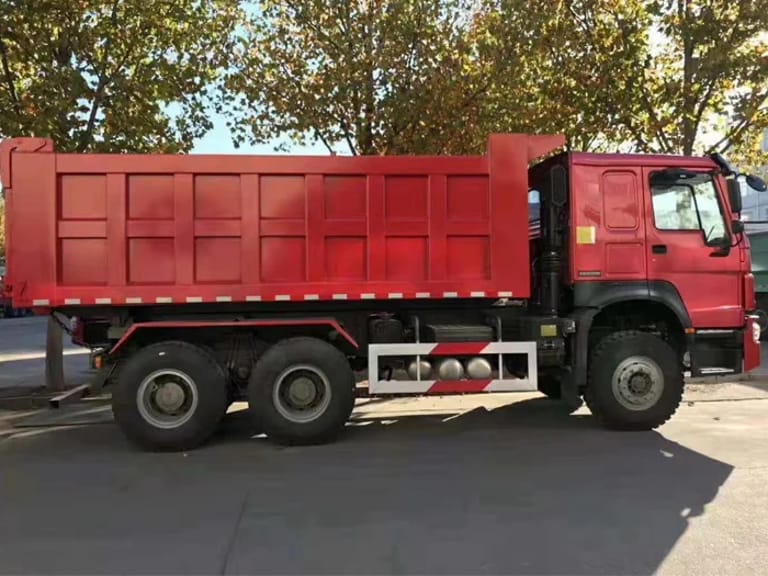 HOWO 336HP 6×4 dump truck side view showing 5.6m cargo box, hydraulic system, and heavy-duty chassis HOWO 336HP 6×4 dump truck side view showing 5.6m cargo box, hydraulic system, and heavy-duty chassis