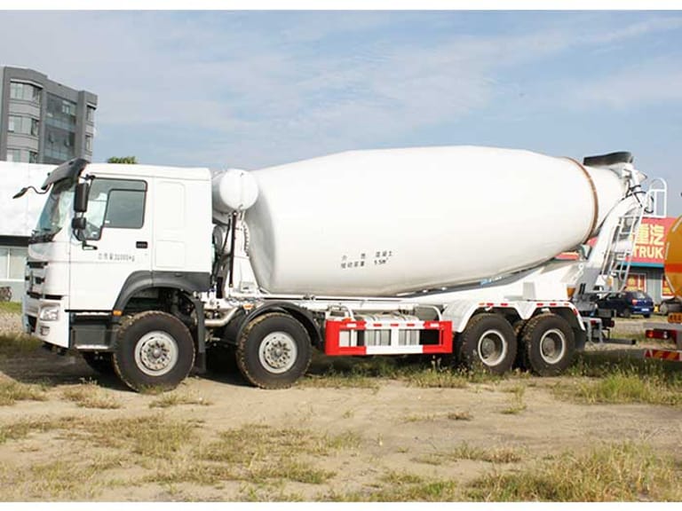 Side view of HOWO 380HP 8×4 Concrete Mixer Truck highlighting 8×4 chassis and 5.5m³ mixing drum Side view of HOWO 380HP 8×4 Concrete Mixer Truck highlighting 8×4 chassis and 5.5m³ mixing drum