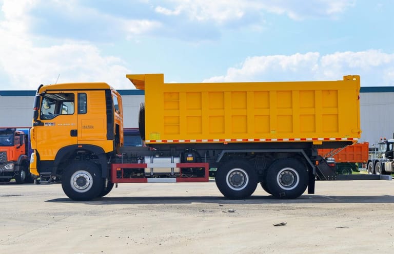 HOWO TX 400HP 6×4 Dump Truck side view showing full dump body, chassis structure, and wheel configuration HOWO TX 400HP 6×4 Dump Truck side view showing full dump body, chassis structure, and wheel configuration