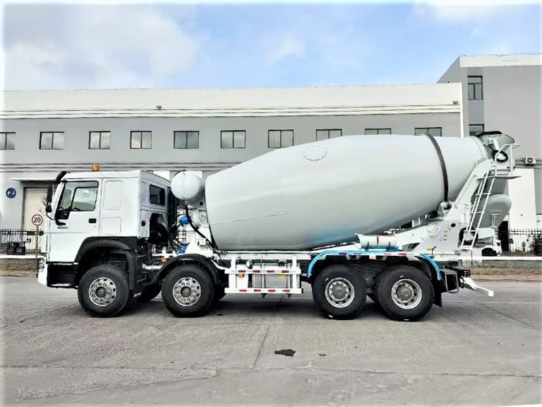 Left side view of HOWO 380HP concrete mixer truck with large mixing drum Left side view of HOWO 380HP concrete mixer truck with large mixing drum