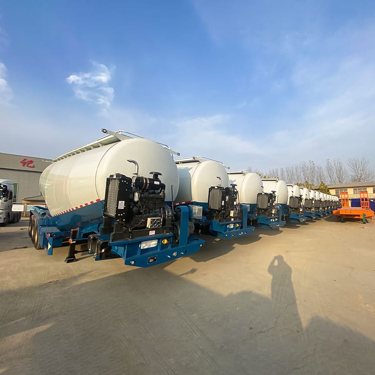 3/4 view of Pneumatic Semi Tanker for Cement – high-capacity pneumatic trailer designed for safe and efficient dry cement transport. 3/4 view of Pneumatic Semi Tanker for Cement – high-capacity pneumatic trailer designed for safe and efficient dry cement transport.