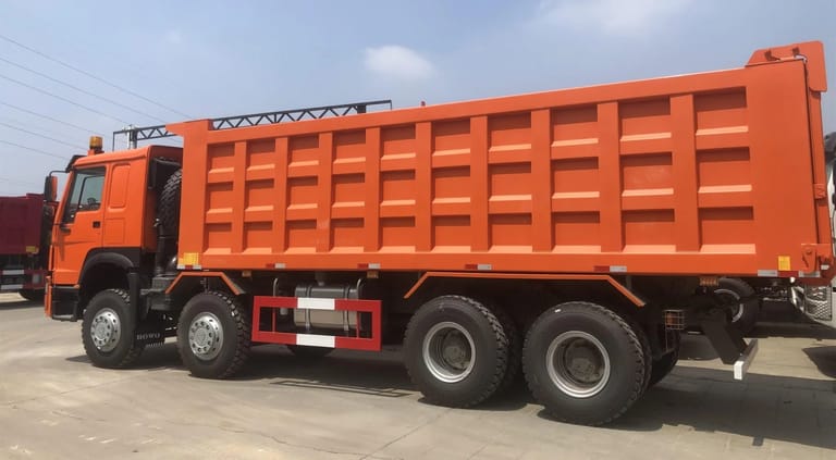 HOWO 400HP 8×4 dump truck side view showing full cargo body, chassis structure, and suspension system HOWO 400HP 8×4 dump truck side view showing full cargo body, chassis structure, and suspension system