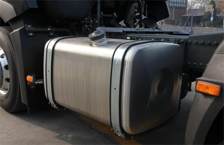 HOWO A7 420HP 6X4 tractor truck 400L aluminum alloy fuel tank for long-distance transport efficiency HOWO A7 420HP 6X4 tractor truck 400L aluminum alloy fuel tank for long-distance transport efficiency