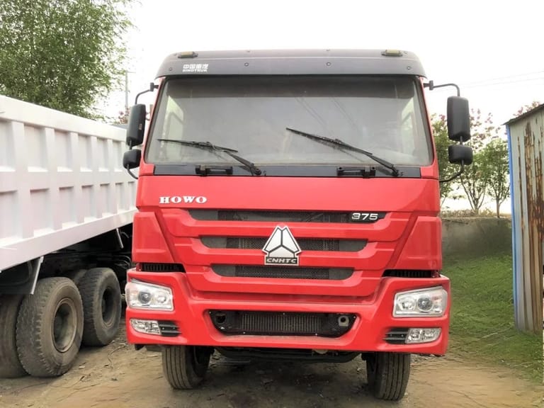 Front view of Used HOWO 375HP 6×4 Dump Truck showing the flat-roof cab, headlights, and steel dump body Front view of Used HOWO 375HP 6×4 Dump Truck showing the flat-roof cab, headlights, and steel dump body