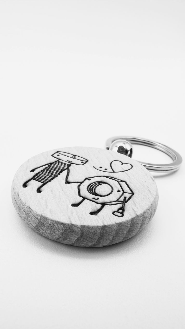 Portachiavi personalizzato in legno naturale inciso a laser con dettagli precisi e anello in metallo resistente Portachiavi personalizzato in legno naturale inciso a laser con dettagli precisi e anello in metallo resistente