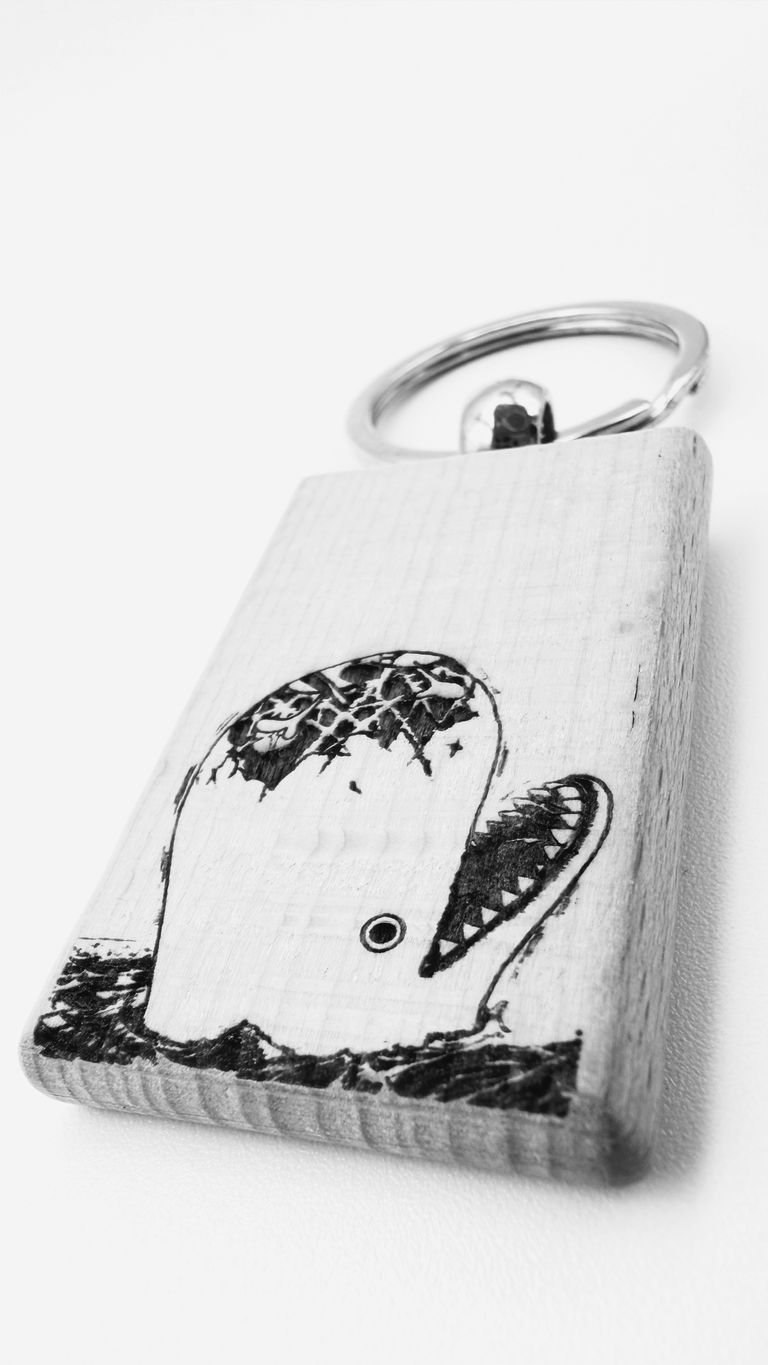Portachiavi personalizzato in legno naturale inciso a laser con dettagli precisi e anello in metallo resistente