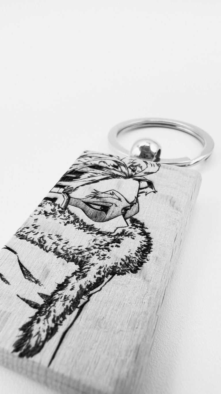 Portachiavi personalizzato in legno naturale inciso a laser con dettagli precisi e anello in metallo resistente