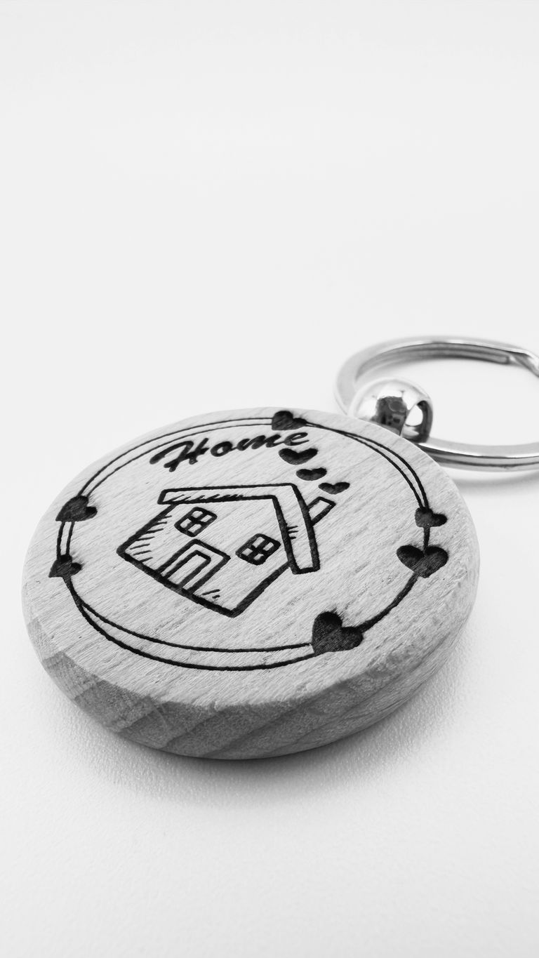 Portachiavi personalizzato in legno naturale inciso a laser con dettagli precisi e anello in metallo resistente
